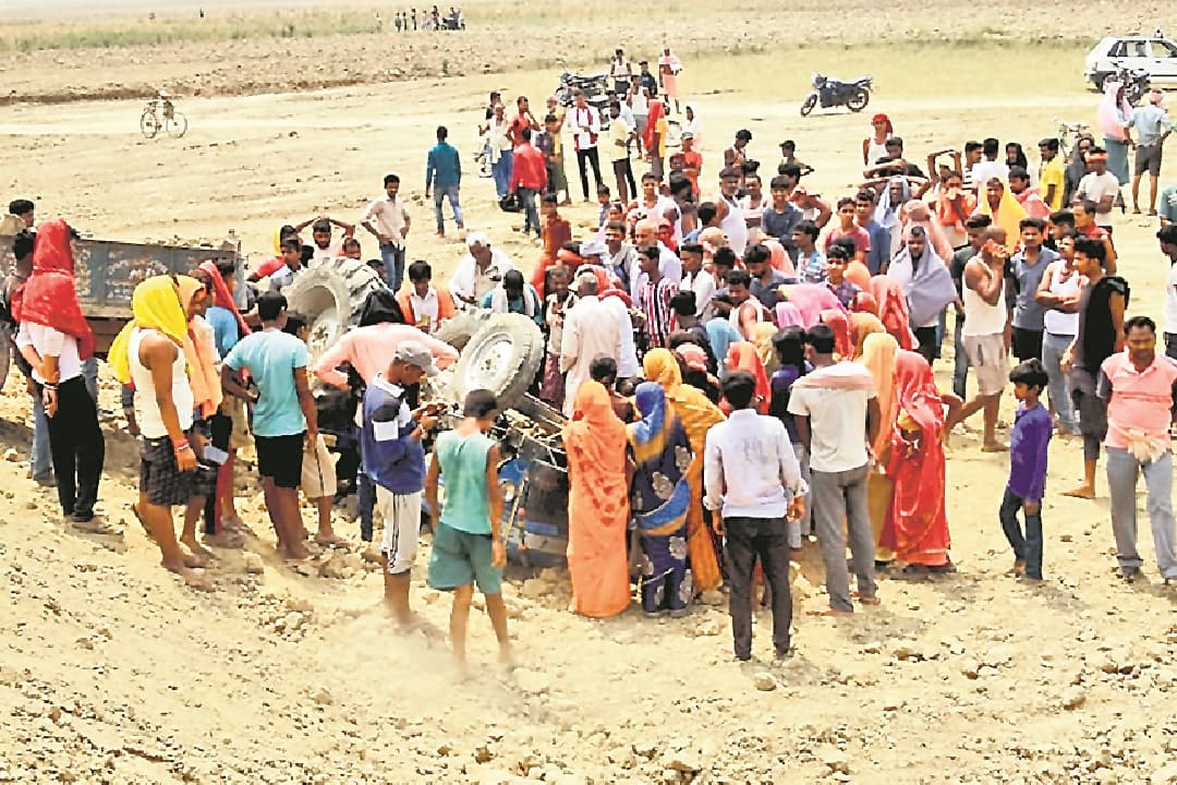 बेगूसराय में ट्रैक्टर पलटने से दबकर हुई चालक की मौत, परिजनों एवं ग्रामीणों ने सड़क जाम कर मांगा मुआवजा