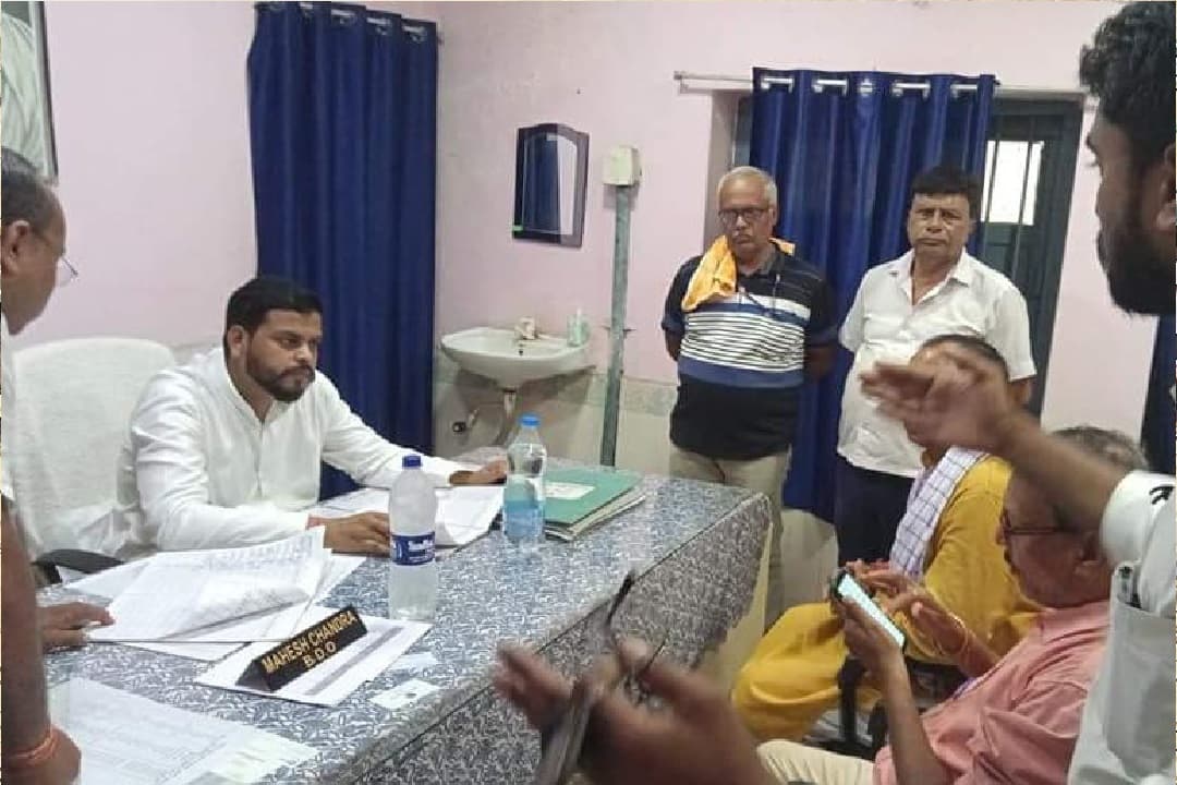 मुजफ्फरपुर में BDO की कुर्सी पर बैठ राजद विधायक सुनने लगे जनता की फ़रियाद, वायरल हो रहा वीडियो