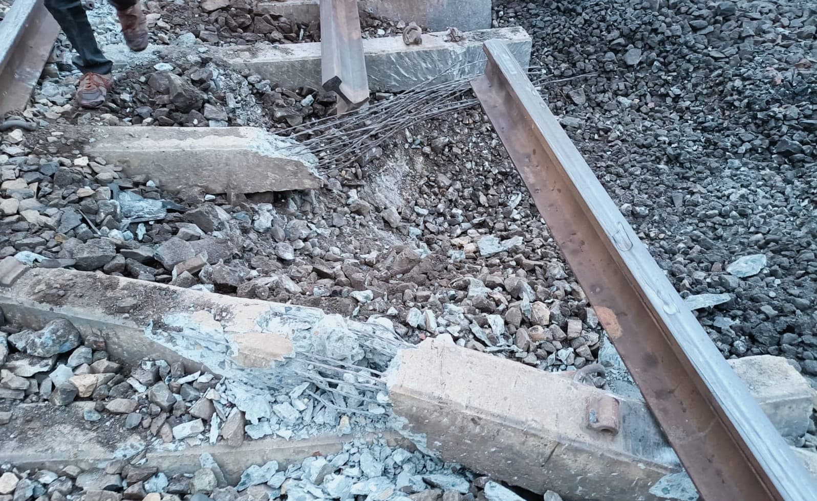 भारत बंद : झारखंड में नक्सलियो‍ं ने उड़ाया रेलवे ट्रैक, कई ट्रेनें रद्द