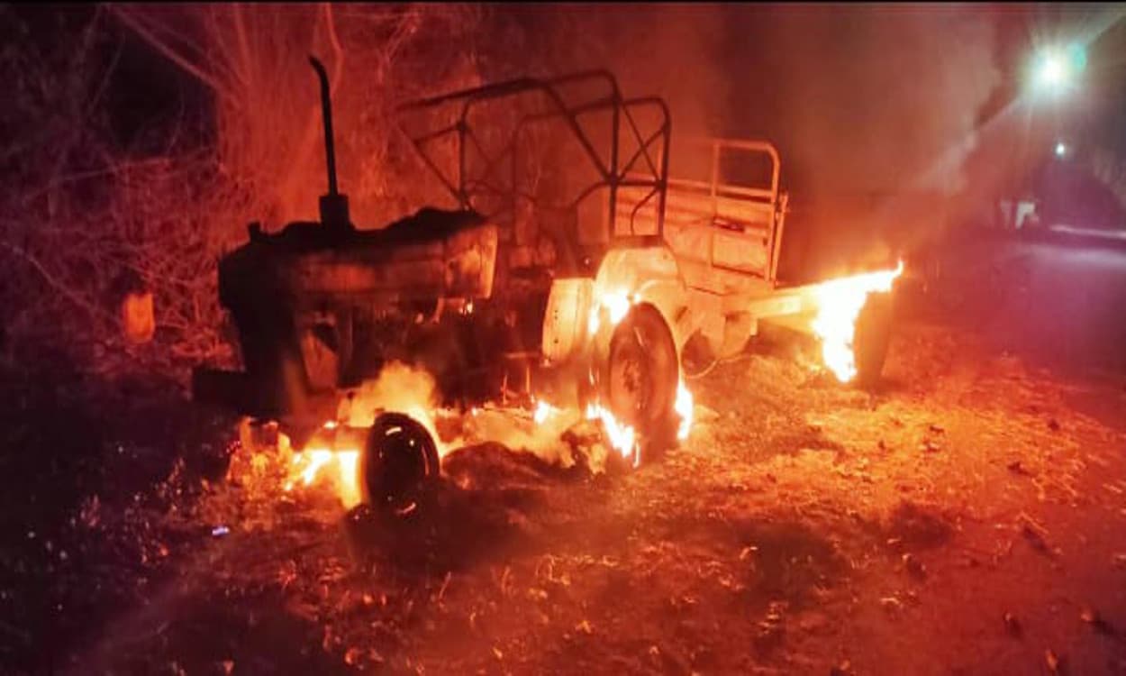 बरगांव में किसान की मौत पर उग्र हुए ग्रामीण, जलाया ट्रैक्टर, पुलिस को 3 घंटे तक शव उठाने से रोका