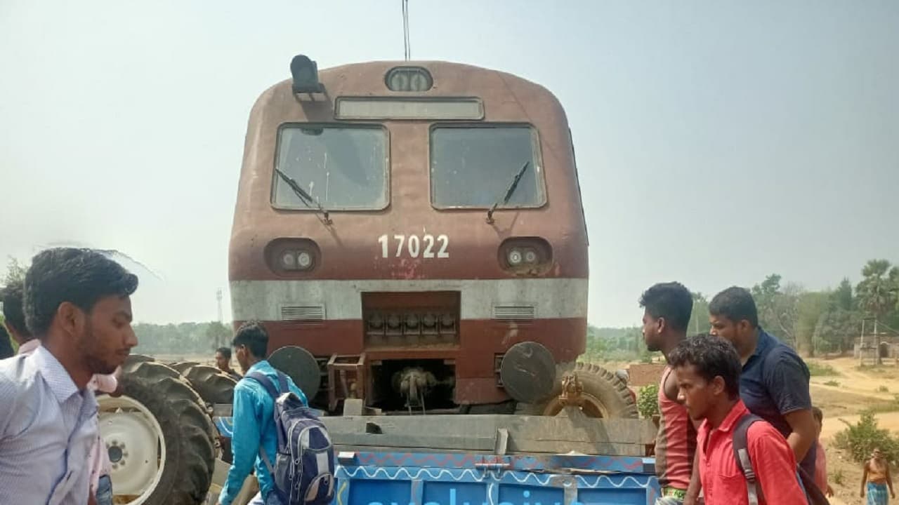 पूर्वी सिंहभूम : चाकुलिया में रेलवे ट्रैक पर फंसा ट्रैक्टर, दो घंटे तक बाधित रहा ट्रेनों का परिचालन