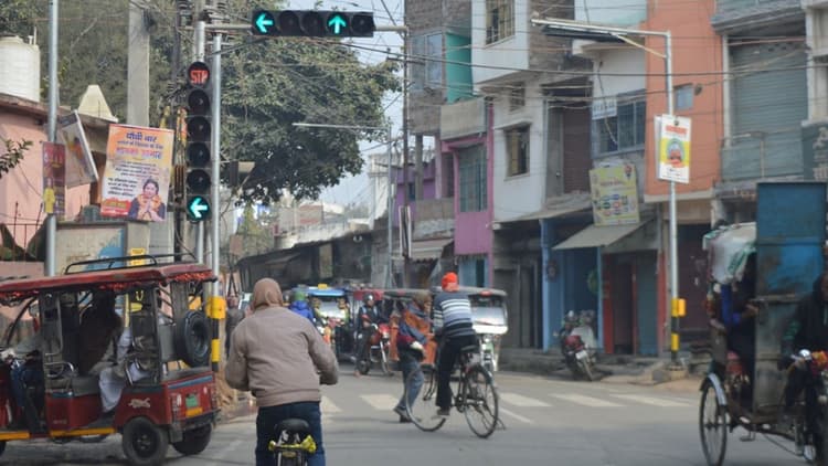Bihar: भागलपुर में एक ही समय 3 कमांड दे रहा नया ट्रैफिक सिग्नल, कन्फ्यूज होकर सोच रहे लोग- रूकें या बढ़ें?