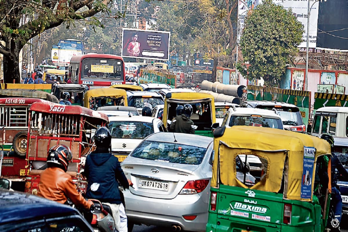 Traffic Jam: झारखंड का बरही चौक 36 घंटे से जाम, गाड़ियों की लगीं लंबी कतारें, भूख-प्यास से बेहाल दिखे लोग