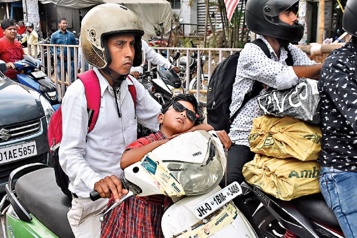 झारखंड में छात्रों के आंदोलन की वजह से ट्रैफिक व्यवस्था अस्त-व्यस्त, जाम की वजह से बिलखते रहे स्कूली बच्चे