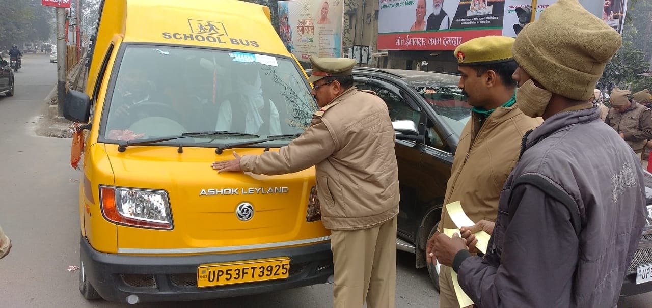 Gorakhpur News: घने कोहरे के कारण अब नहीं होगी दुर्घटना, ट्रैफिक पुलिस ने शुरू की अनोखी पहल