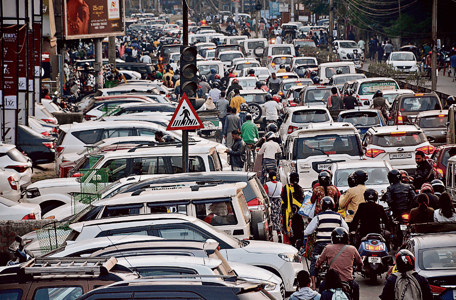 Jharkhand News: रांची में हर साल बढ़ रहीं एक लाख से अधिक गाड़ियां, लेकिन बुनियादी सुविधाएं जस की तस