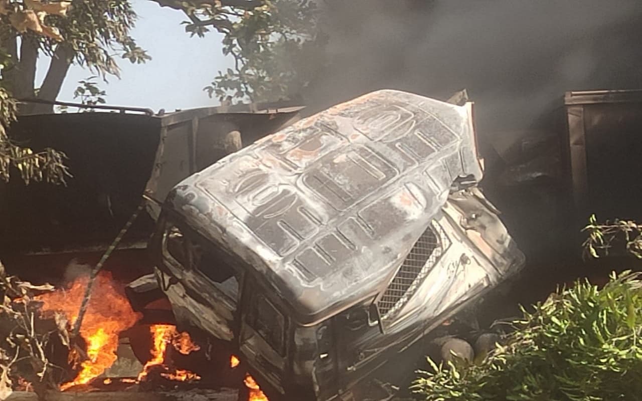 झारखंड के पश्चिमी सिंहभूम में दो ट्रेलरों में जोरदार भिड़ंत, आग लगने से जिंदा जल गए दोनों ड्राइवर