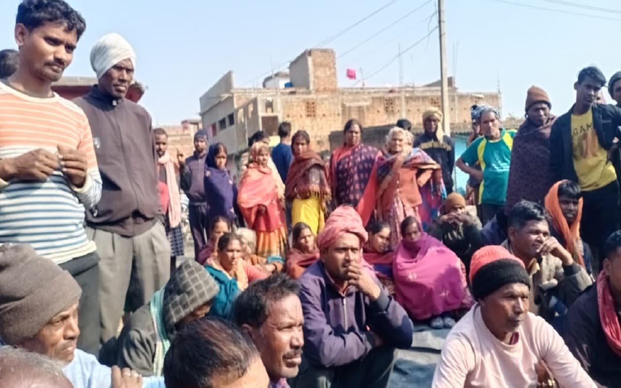 Jharkhand News: ट्रेलर की चपेट में आने से युवक की मौत, 20 घंटे सड़क जाम, ढाई किलोमीटर तक लगी वाहनों की कतार