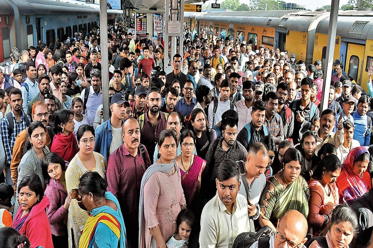झारखंड: छठ महापर्व पर घर जाने के लिए ट्रेनों में उमड़ी भीड़, सीट के लिए लोगों को करनी पड़ रही जद्दोजहद