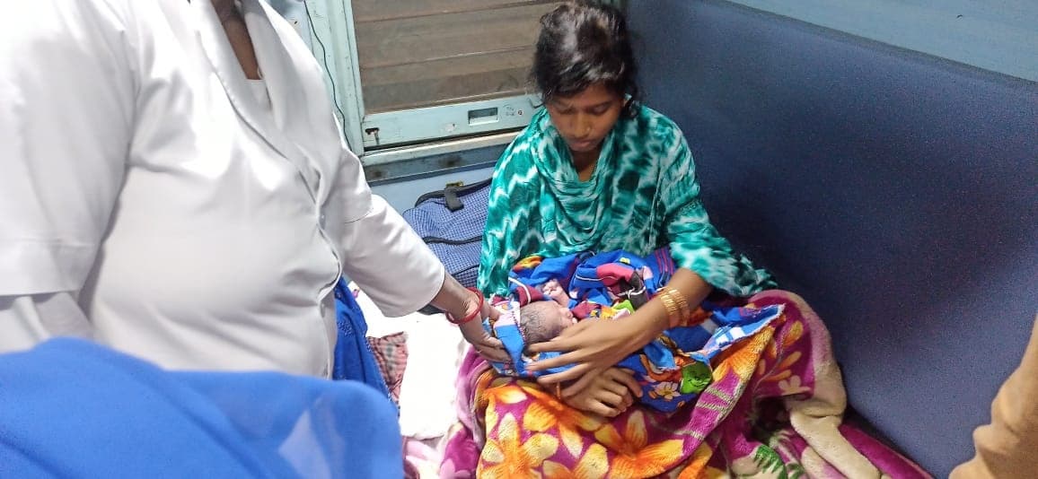Prayagraj News: बिहार की महिला को चलती ट्रेन में हुई प्रसव पीड़ा, डॉक्टरों ने कराया सामान्य प्रसव
