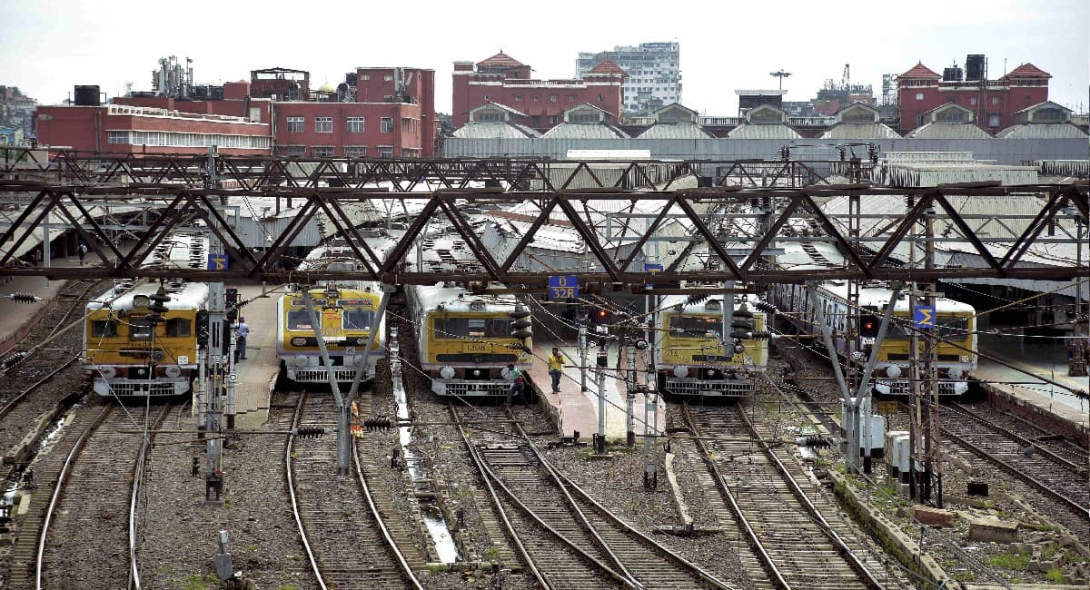 Cyclone Biparjoy: बिपरजॉय ने लिया भयंकर रूप, सैकड़ों ट्रेनें रद्द, गुजरात में दिख रहा चक्रवात का जोरदार असर