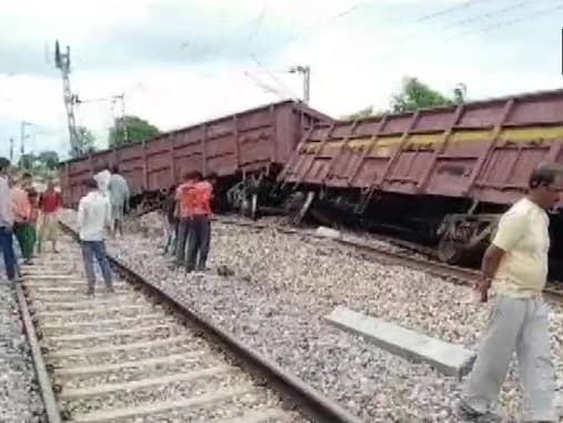 प्रयागराज से पंडित दीनदयाल उपाध्याय आ रही मालगाड़ी के आठ डिब्बे पटरी से उतरे, रूट पर खड़ी हो गईं कई ट्रेनें