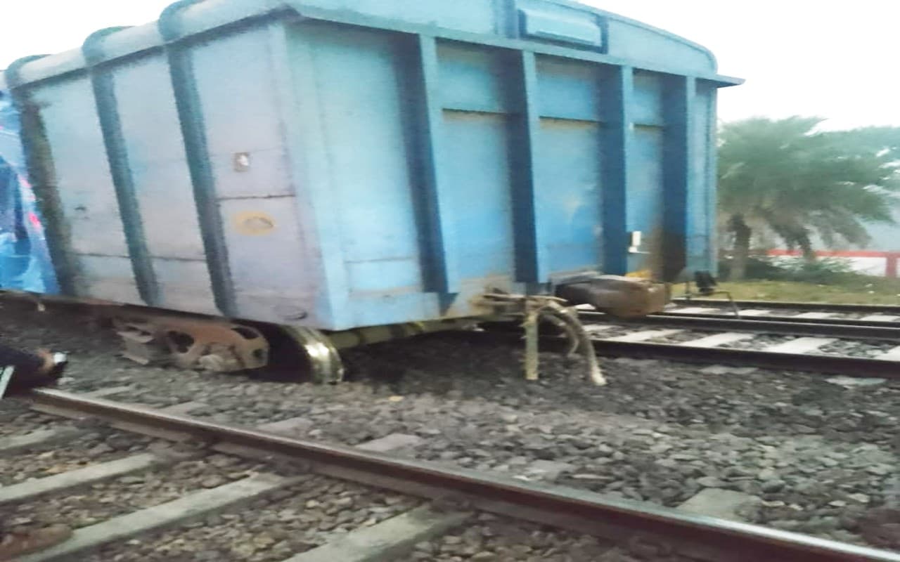 धनबाद रेल मंडल के टनकुप्पा स्टेशन पर मालगाड़ी बेपटरी, कई ट्रेनों के मार्ग बदले