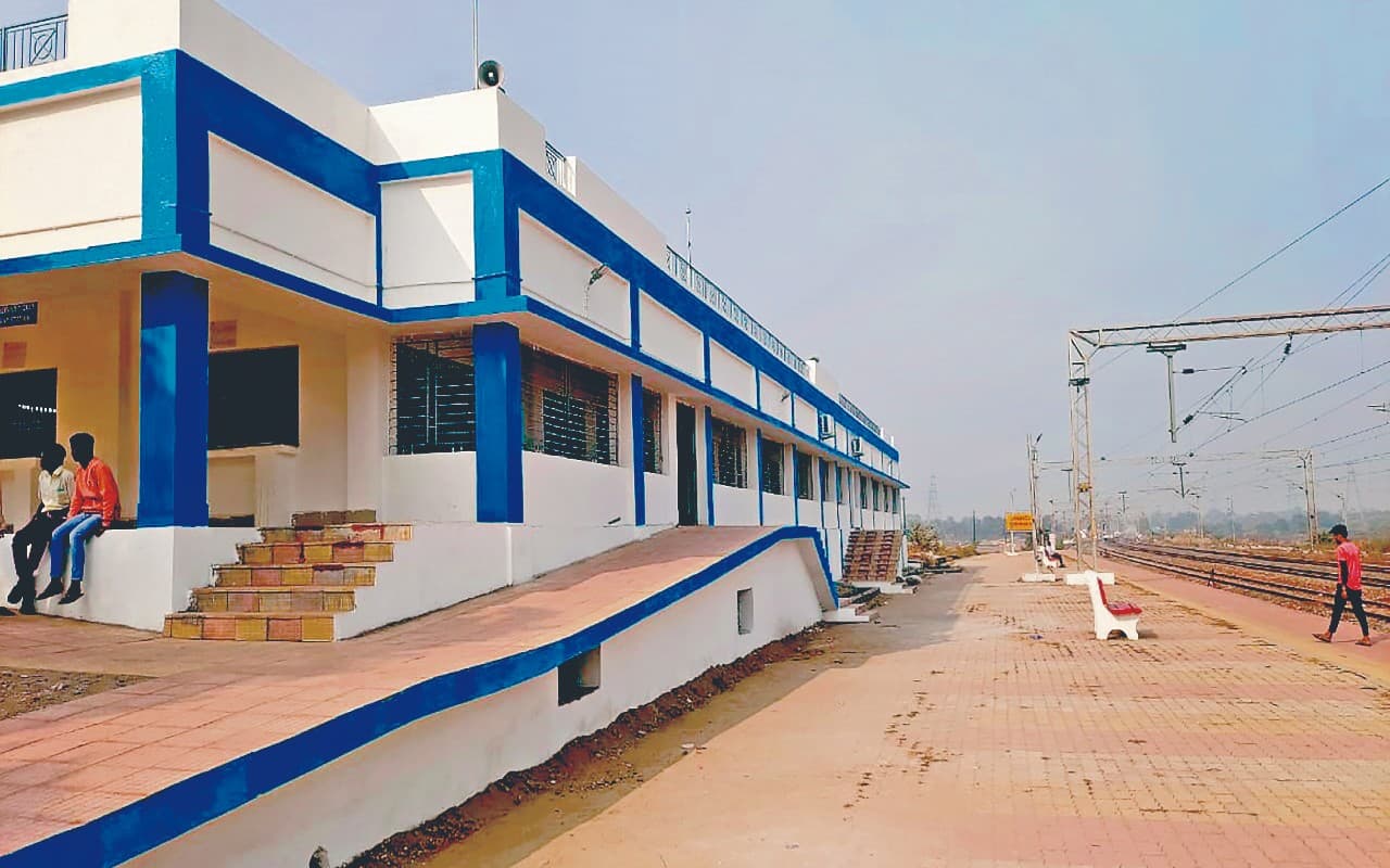 राधागांव स्टेशन पर रात में रुकती है बोकारो-आसनसोल पैसेंजर ट्रेन, दिन में नहीं, जानिए क्या है कारण