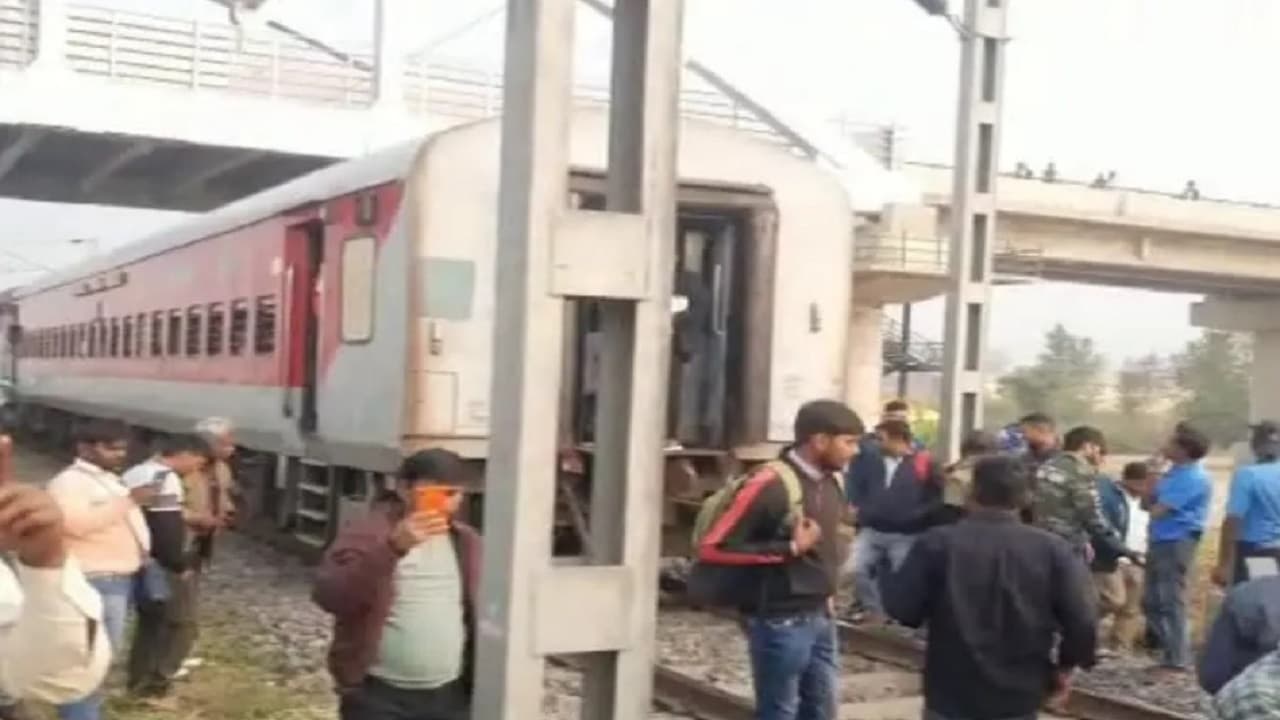 Rail Accident: गया से दिल्ली जा रही महाबोधि एक्सप्रेस दुर्घटनाग्रस्त, ट्रेन के 2 डिब्बे इंजन से हुए अलग