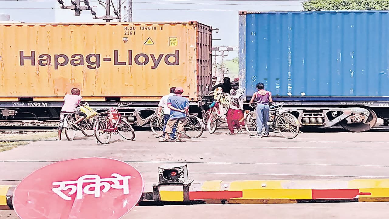 बरौनी में जान जोखिम में डाल रेलवे क्रॉसिंग पार करने को लोग मजबूर ,वर्षों से हो रही आरओबी की मांग
