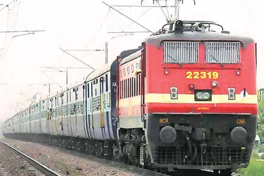 Indian Railways / IRCTC / Train News : 
होली बाद बिहार के यात्रियों के लिए चल रहीं हैं ये स्पेशल ट्रेनें, देखें पूरी सूची