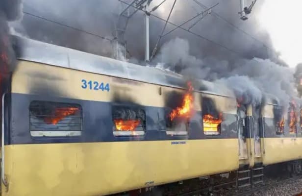 सहारनपुर से दिल्ली जा रही ट्रेन में लगी भीषण आग, दो कोच जलकर राख, भयानक मंजर देख यात्रियों के उड़े होश