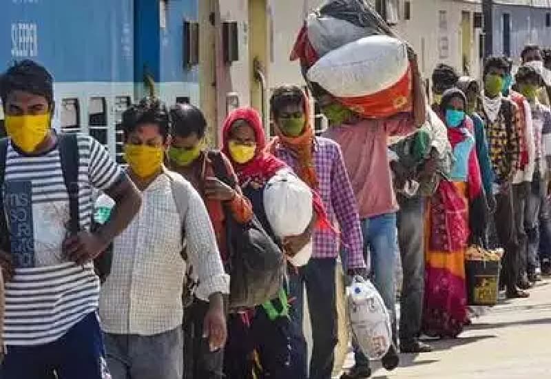 ट्रेनों में प्रवासी मजदूरों की मुश्किलों को लेकर गृह सचिव, रेलवे को एनएचआरसी का नोटिस