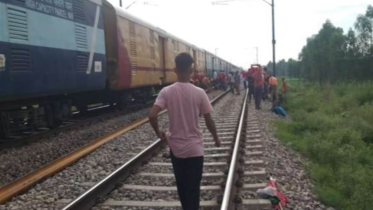 बिहार: सेल्फी के चक्कर में ट्रेन अवध-असम एक्सप्रेस से गिरा युवक, स्थानीय लोगों ने जमकर काटा बवाल