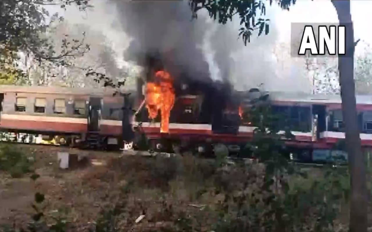 MP Train Accident: रतलाम में पैसेंजर ट्रेन के दो बोगियों में भीषण आग, मची अफरा-तफरी