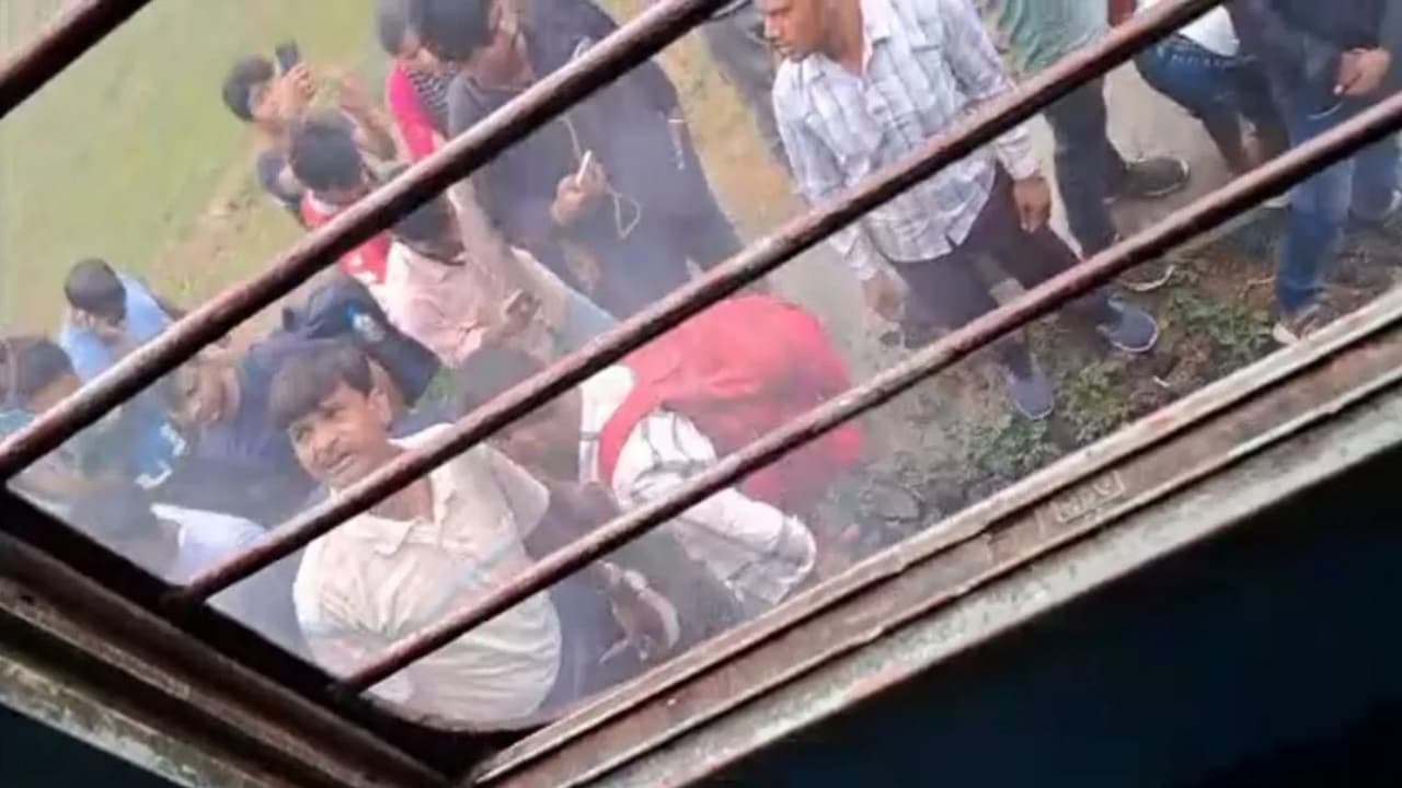 बिहार संपर्क क्रांति एक्सप्रेस के ब्रेक शू से निकला धुंआ, मिनटों में खाली हो गई ट्रेन, टल गया बड़ा हादसा