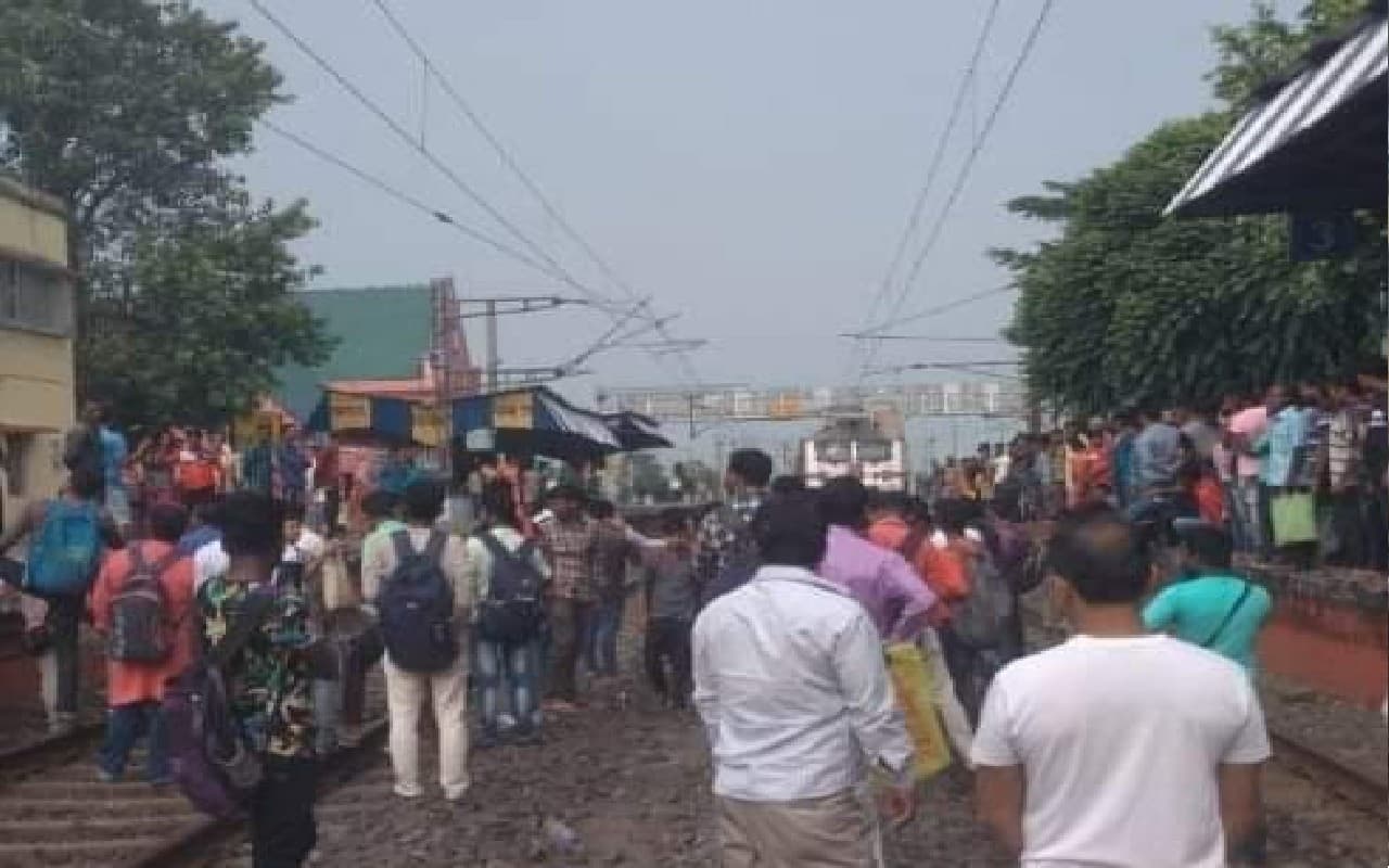 West Bengal: खाना जंक्शन पर राजधानी एक्सप्रेस को रोककर यात्रियों ने किया विरोध प्रदर्शन, ये है वजह West Bengal: खाना जंक्शन पर राजधानी एक्सप्रेस को रोककर यात्रियों ने किया विरोध प्रदर्शन, ये है वजह