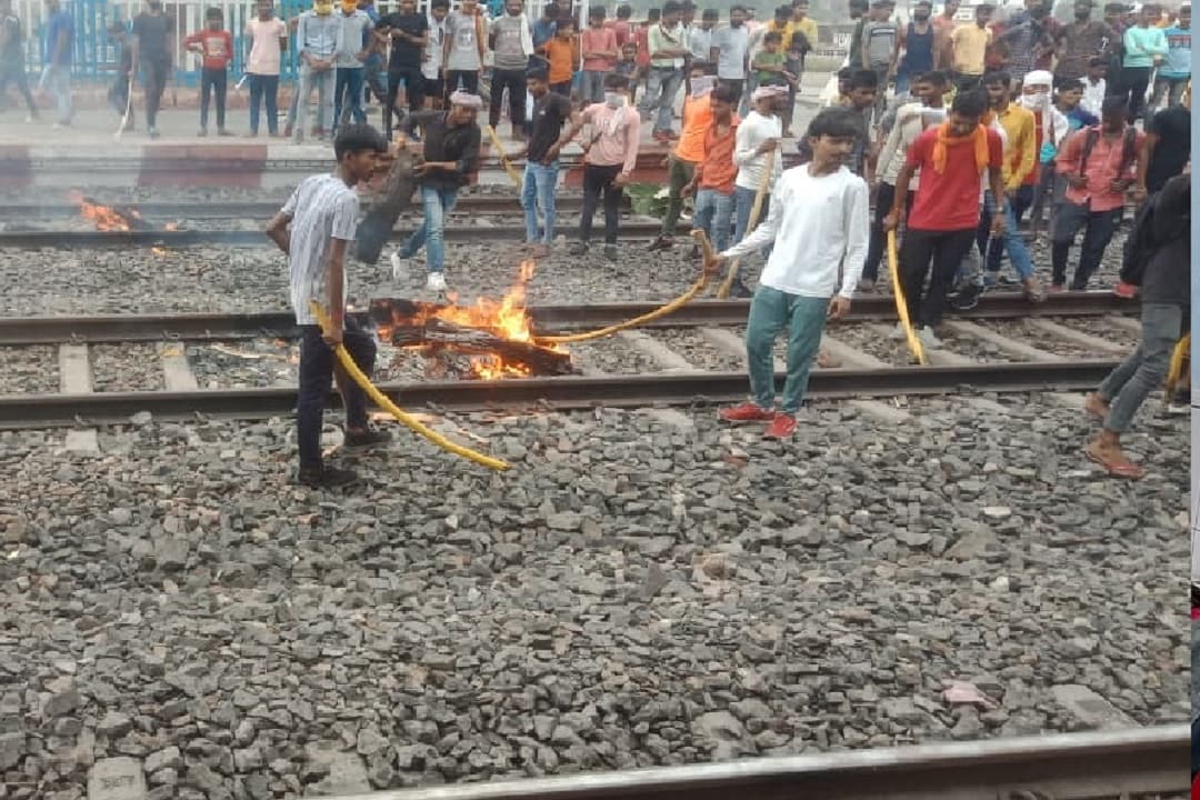भभुआ रोड स्टेशन पर अग्निपथ योजना को लेकर आगजनी एवं फायरिंग, पथराव में दो पुलिस कर्मी घायल