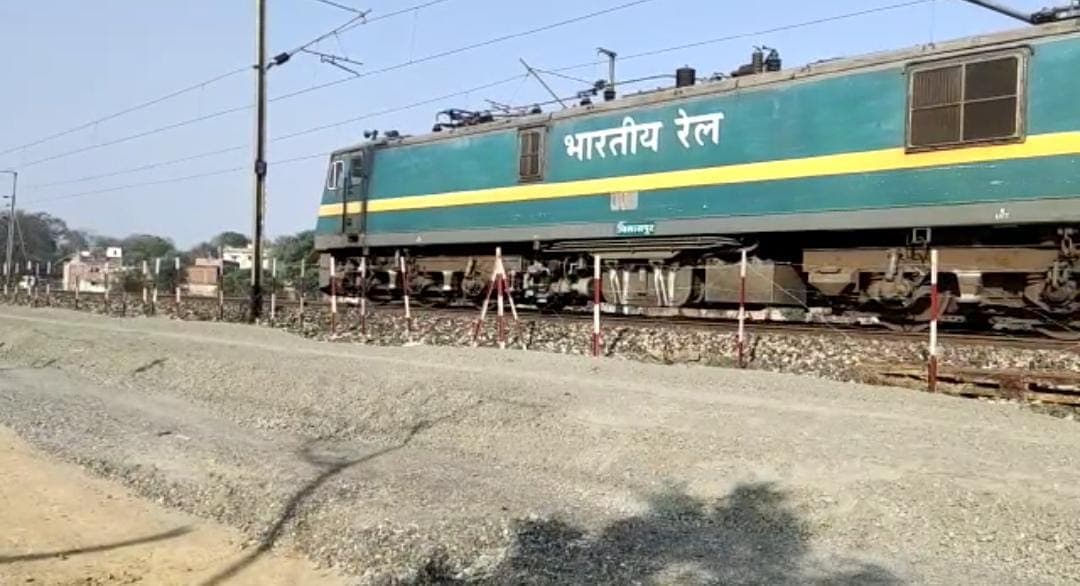 बिहार में टला बड़ा रेल हादसा, गार्ड ब्रेक वैन ने पार किया रेड सिग्नल, चालक और सहायक चालक निलंबित