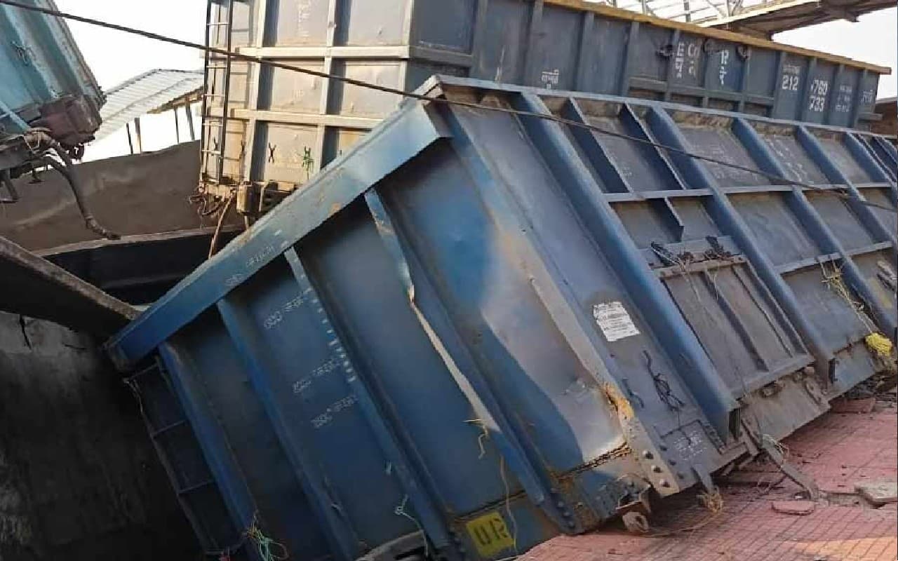 ओडिशा में बेपटरी हुई मालगाड़ी, 2 की मौत, कई घायल, सीएम ने पीड़ितों के लिए की 2 लाख मदद की घोषणा ओडिशा में बेपटरी हुई मालगाड़ी, 2 की मौत, कई घायल, सीएम ने पीड़ितों के लिए की 2 लाख मदद की घोषणा