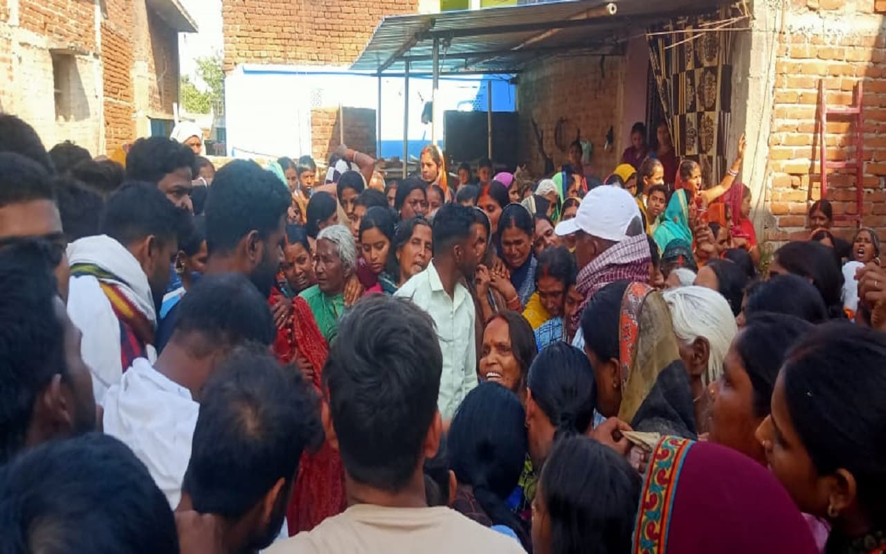 झारखंड: चलती ट्रेन से उतरने के दौरान चतरा की महिला की मौत, बचाने के क्रम में कोडरमा के युवक की भी गयी जान