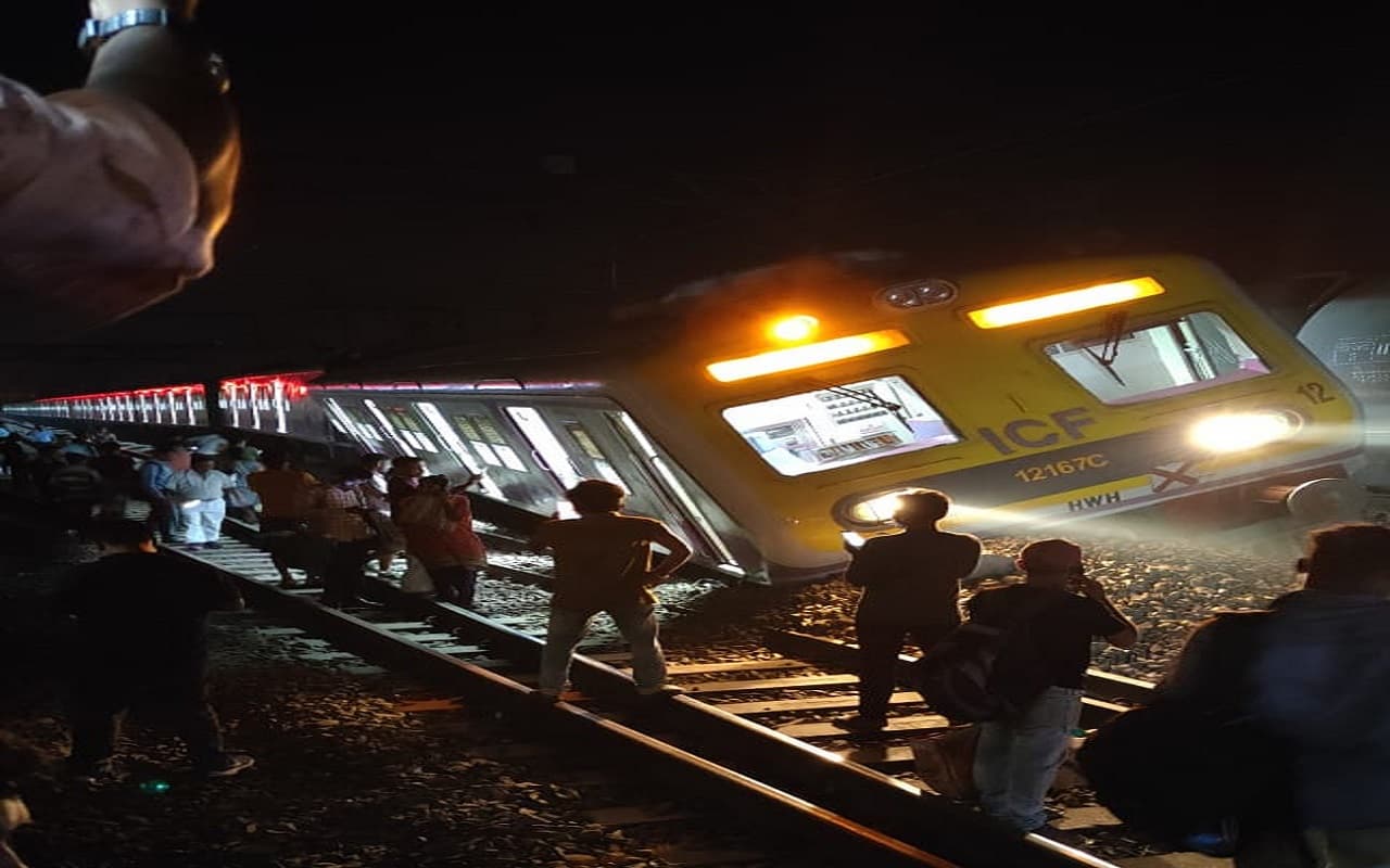 Indian Railways News:बर्द्धमान-बंदेल लोकल ट्रेन पटरी से उतरी, हावड़ा जाने वाली ट्रेनें प्रभावित, यात्री परेशान
