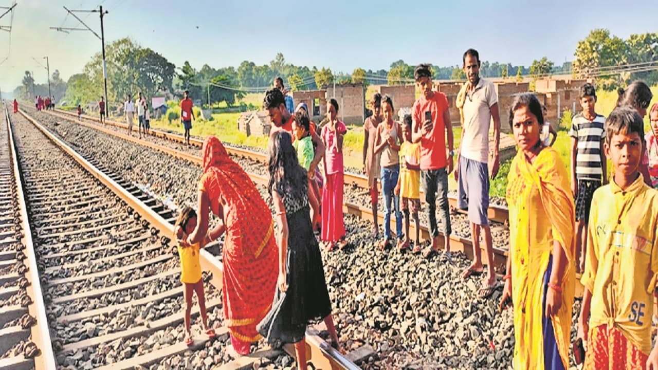 बिहार: ट्रेन ड्राइवर ने पटरी पर खड़ी 3 साल की बच्ची को बचाने का लिया फैसला, जानिए कैसे टाला हादसा...