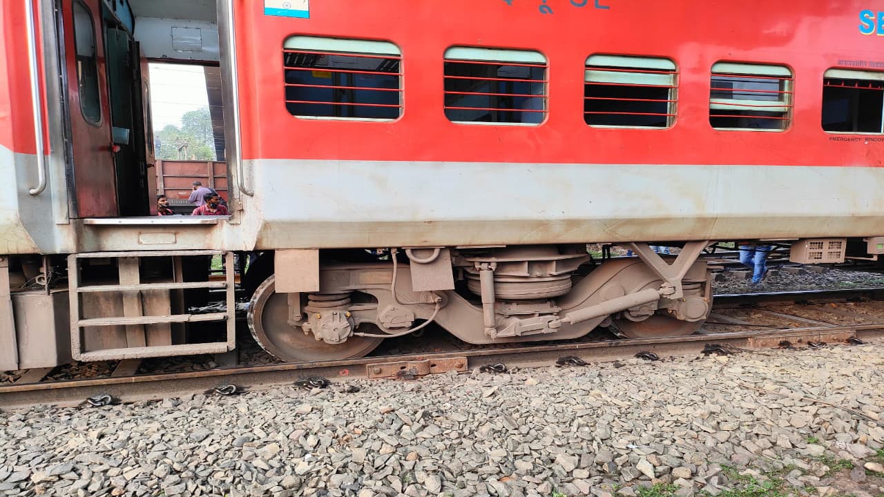 Indian Railways News: मुंबई-हावड़ा एक्सप्रेस ट्रेन टाटानगर में डिरेल, कोई हताहत नहीं, हादसे की जांच शुरू