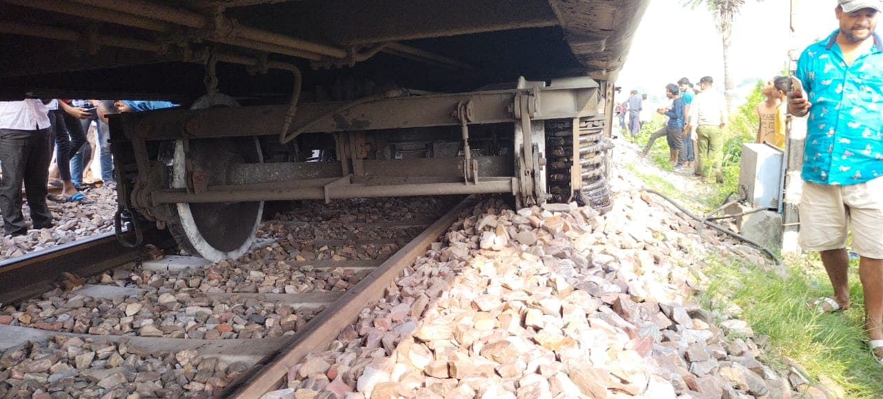 अलीगढ़ में सांड के टकराने से मुरी एक्सप्रेस का कोच ट्रैक से उतरा, थर्ड लाइन से पास हो रहीं ट्रेनें