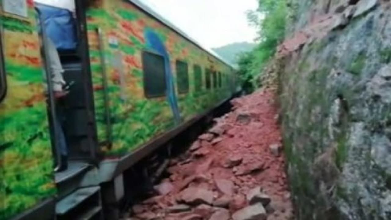 Indian Railways: रेल ट्रैक पर गिरा पत्थर, गया-हजारीबाग रेलखंड पर दो घंटे तक बाधित रहा परिचालन