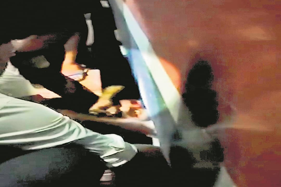 ट्रेन के इंजन के नीचे युवक ने बैठकर किया 190 किलोमीटर का सफर, लोगों ने युवक को खींच कर निकाला