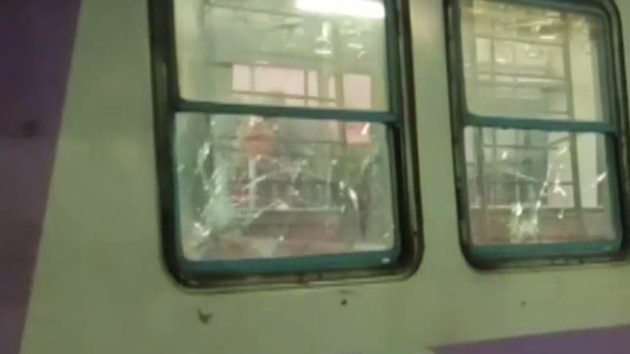 Local Train Vandalised in Bengal: नदिया के बेथुआडहारी स्टेशन पर उपद्रवियों ने लोकल ट्रेन पर किया हमला