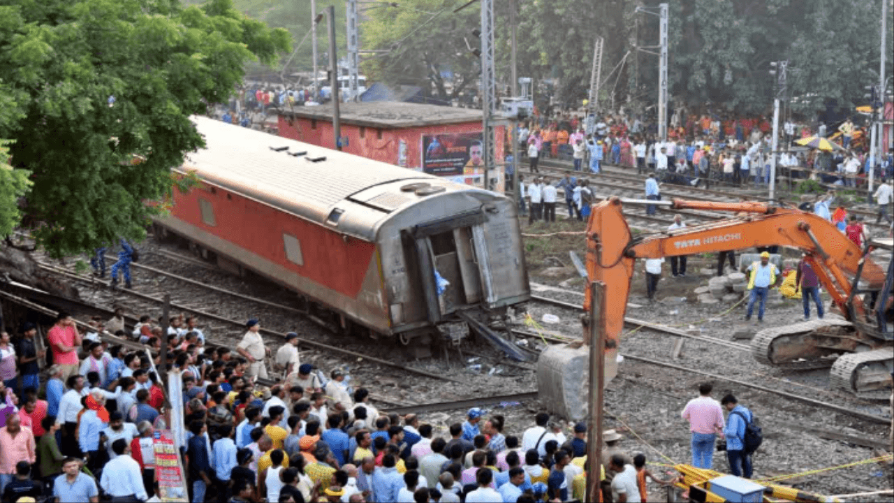 नॉर्थ ईस्ट एक्सप्रेस हादसे के बाद 36 ट्रेनें रद्द, दुर्गा पूजा पर स्पेशल ट्रेन का होगा परिचालन, देखें लिस्ट