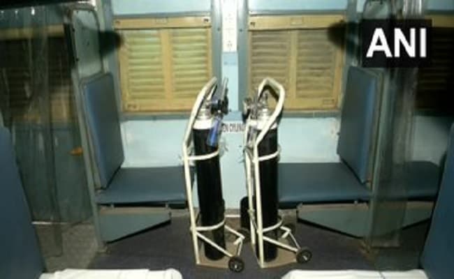 दिल्ली में कोरोना के बढ़ते मामलों के बीच मदद के लिए आगे आया रेलवे, आनंद विहार टर्मिनल पर 25 काविड केयर आइसोलेशन कोच तैनात