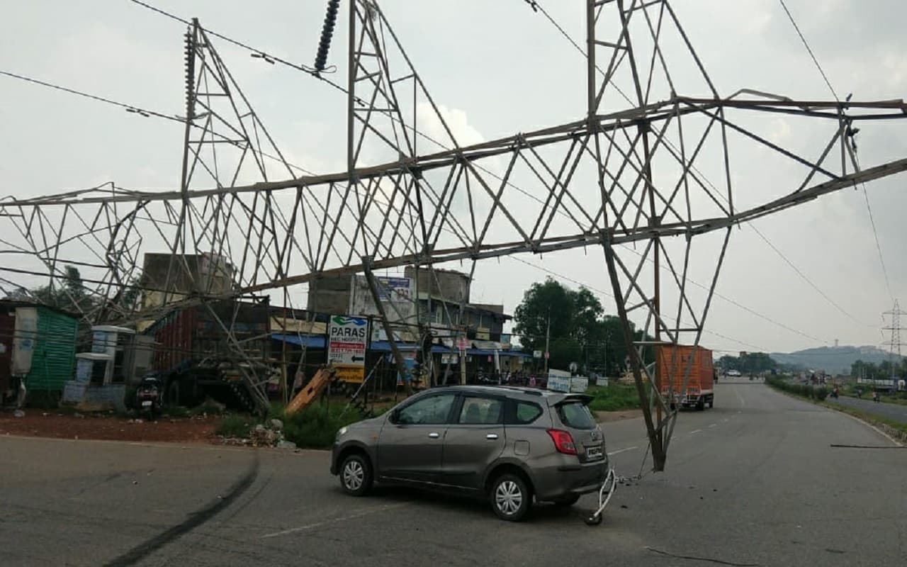 Jharkhand News: रांची में बड़ा हादसा टला, ट्रांसमिशन टावर गिरने से कार-ट्रक क्षतिग्रस्त, एक व्यक्ति घायल