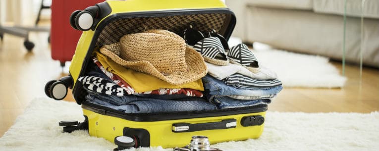 Travel packing checklist : आप भी सूटकेस में गैरजरूरी चीजें पैक कर लेते हैं ? यहां से लें स्मार्ट पैकिंग आइडिया