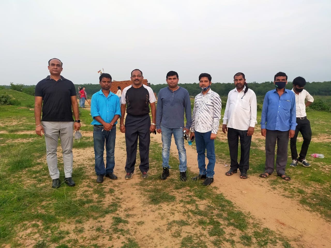 तरबूज की खेती देखने पहुंचे रामगढ़ मिलिट्री कैंप के अधिकारियों ने दिया भरोसा, चक्रवाती तूफान Yaas की बारिश व Lockdown में तरबूज सड़ने से किसानों की बढ़ी चिंता