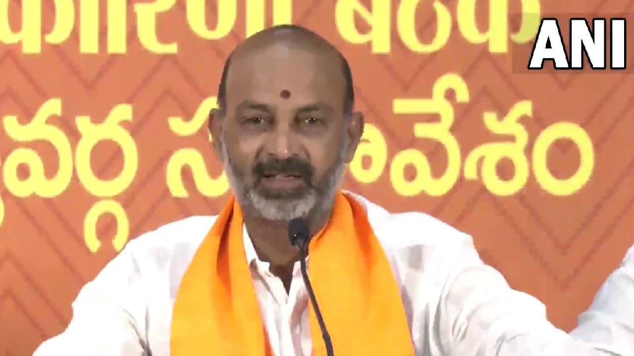 Telangana: 'बाघ आते ही लोमड़ियां भाग जाती हैं', PM मोदी की अगवानी नहीं करने पर भाजपा का KCR पर हमला