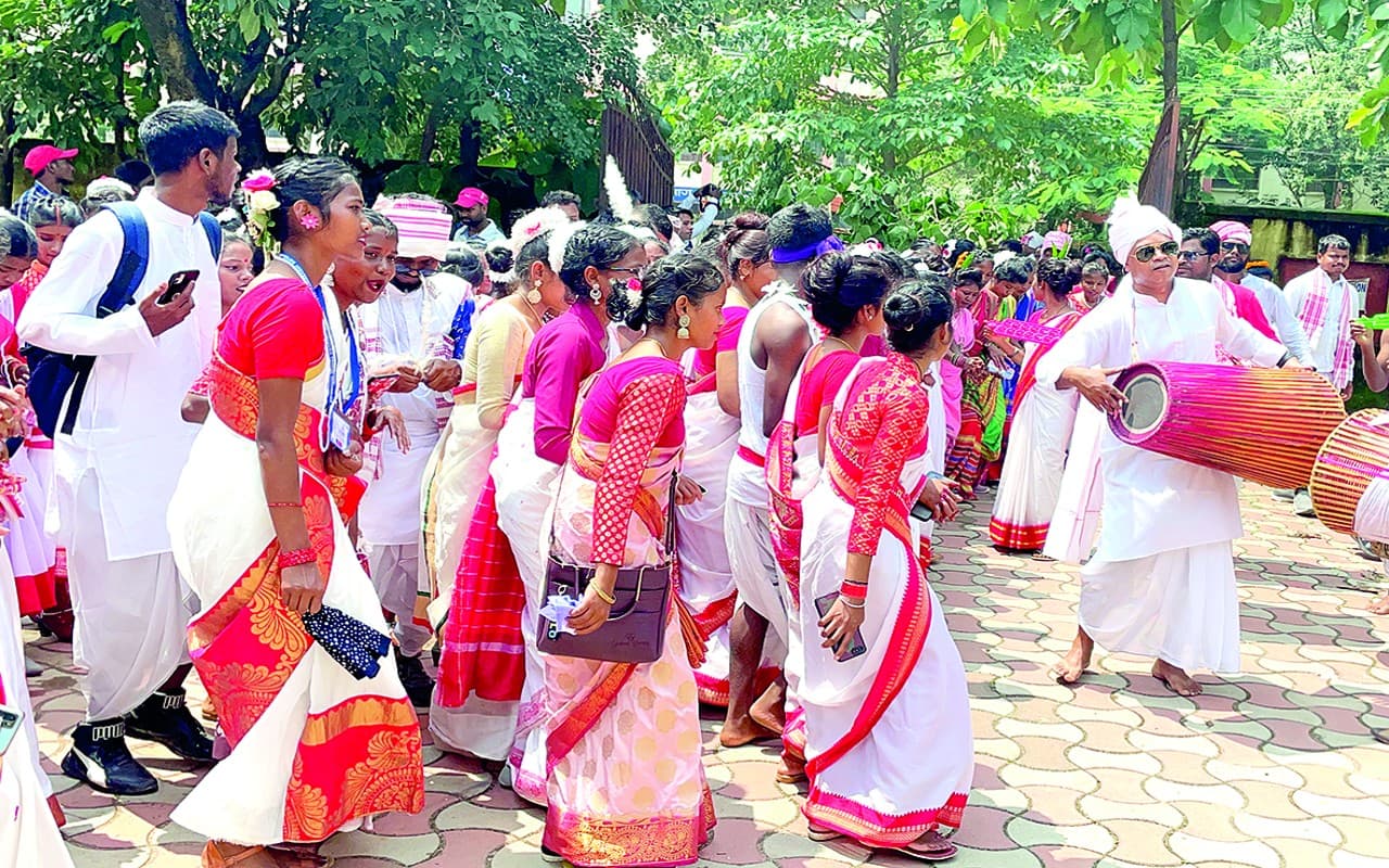 Prabhat Khabar special : पढ़ना, लिखना व बोलना होगा आदिवासियों को