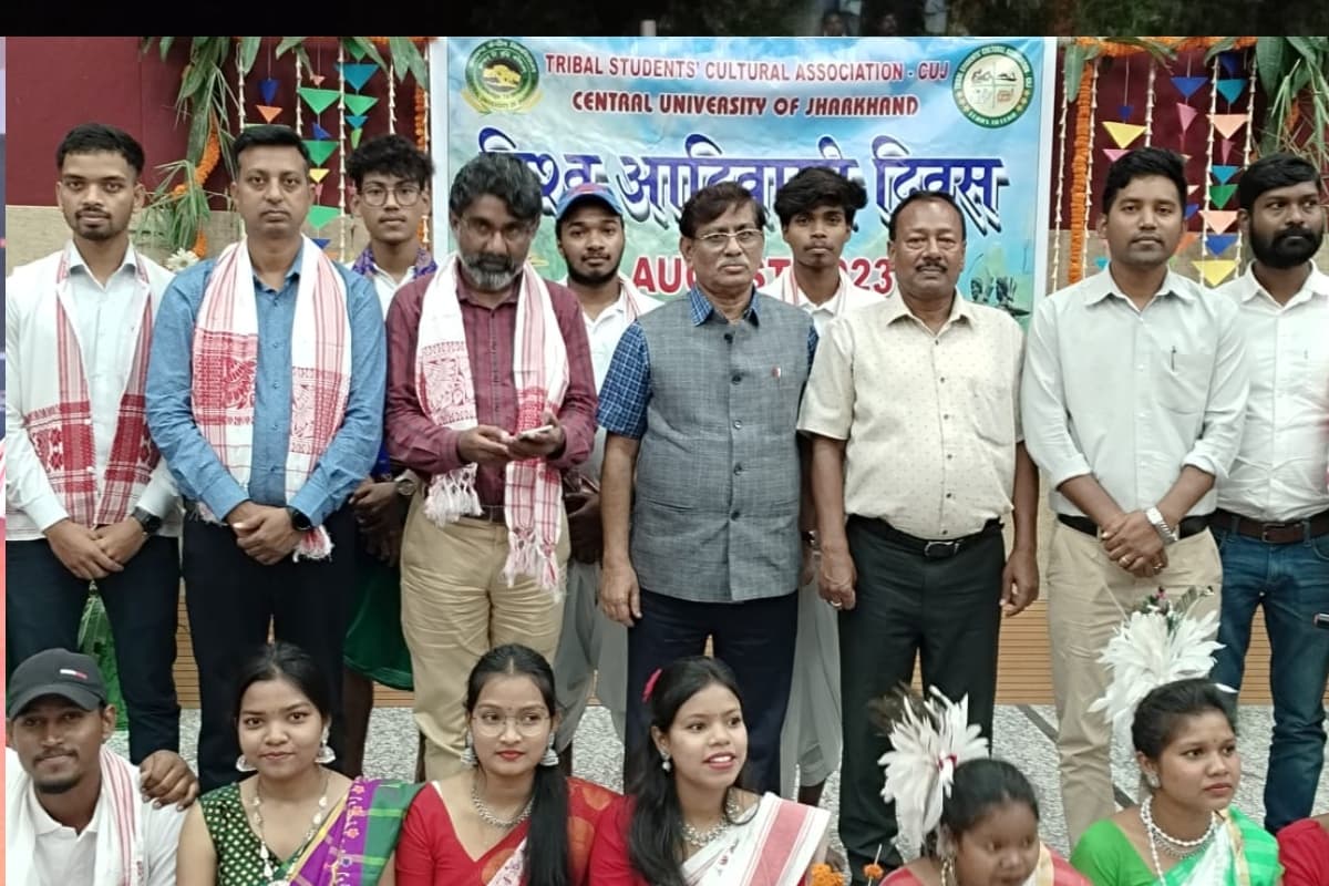 विश्व आदिवासी दिवस: CUJ में सांस्कृतिक मार्च, बजरा में प्रतिरोध संकल्प, राजद ने महिलाओं को किया सम्मानित