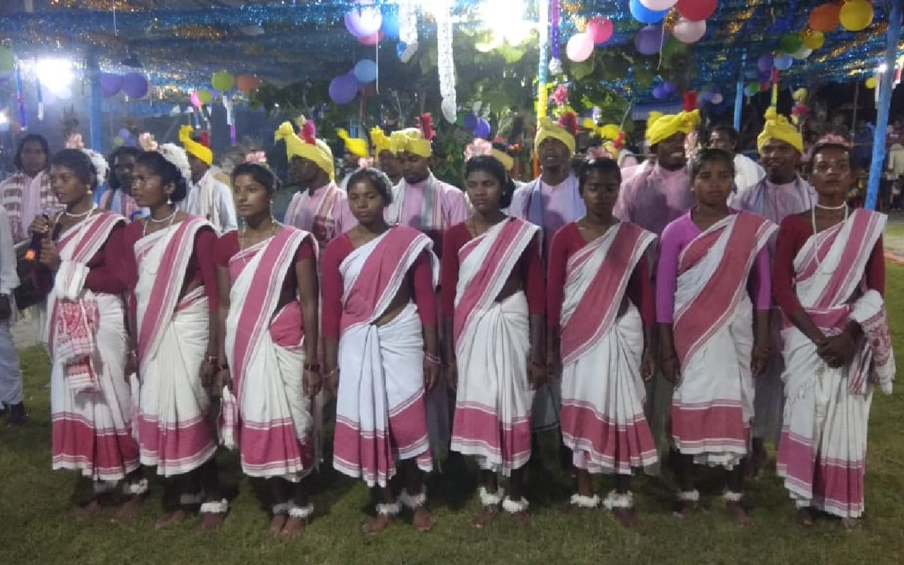 World Tribal Day 2022: आदिवासियों की सामूहिक जीवन शैली और प्रकृति प्रेम मानव जाति के लिए उदाहरण