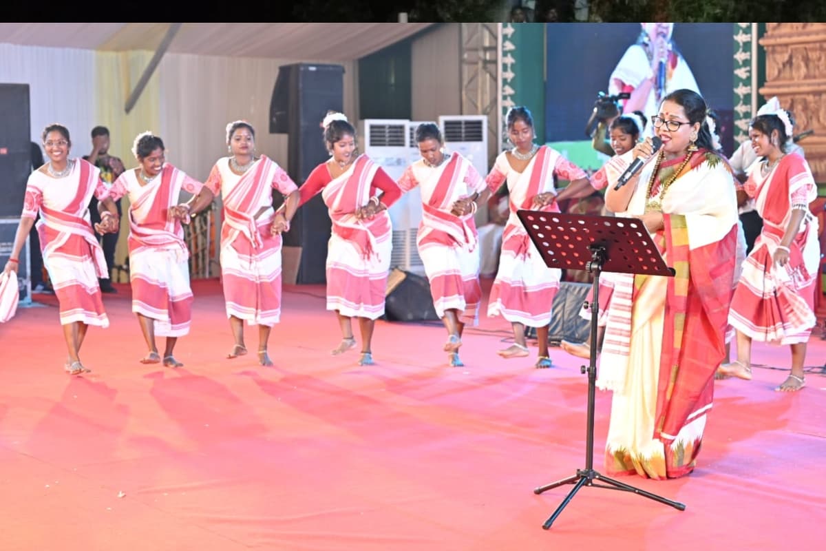 PHOTOS: विश्व आदिवासी दिवस पर झारखंड आदिवासी महोत्सव के रंग में रंगी रांची,जनजातीय कला-संस्कृति का अनूठा संगम