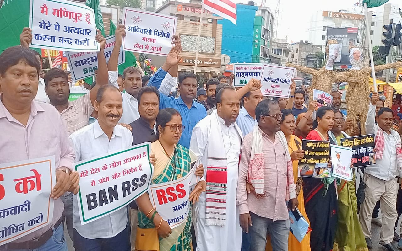 झारखंड : आदिवासी संगठनों ने रांची में निकाला आक्रोश मार्च, मणिपुर के सीएम का पुतला फूंका
