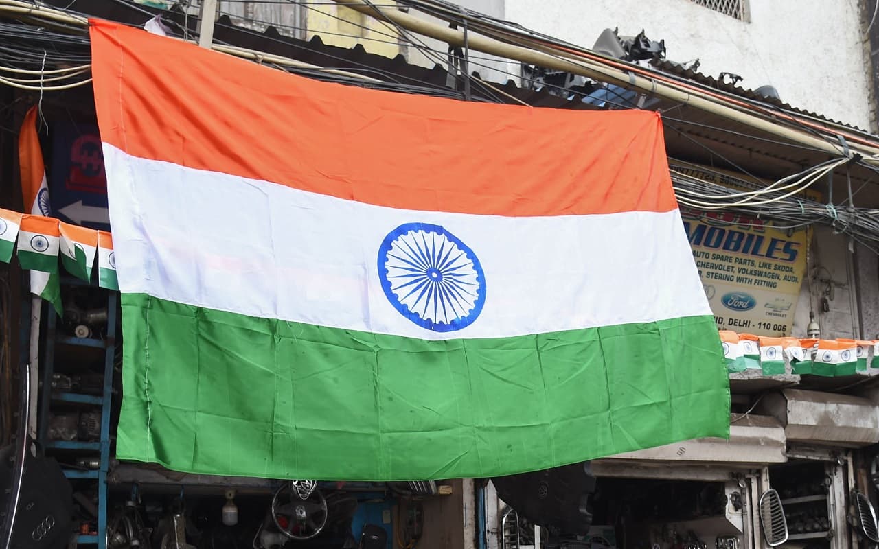 Fact Check: झंडा खरीदने पर ही मिलेगा राशन ? जानें वायरल मैसेज का क्या है सच